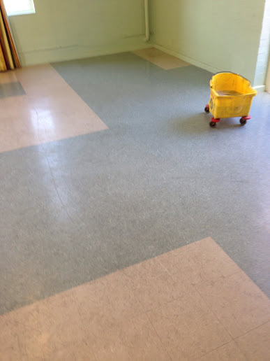 Deep cleaning a Vinyl floor at a church in Wyken, Coventry ... (282 x 376 Pixel)